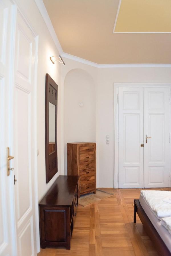 Velky Apartman Братислава Экстерьер фото