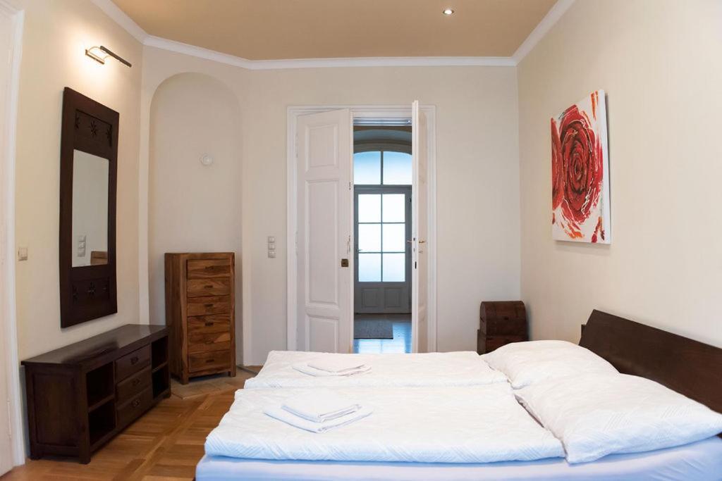 Velky Apartman Братислава Экстерьер фото