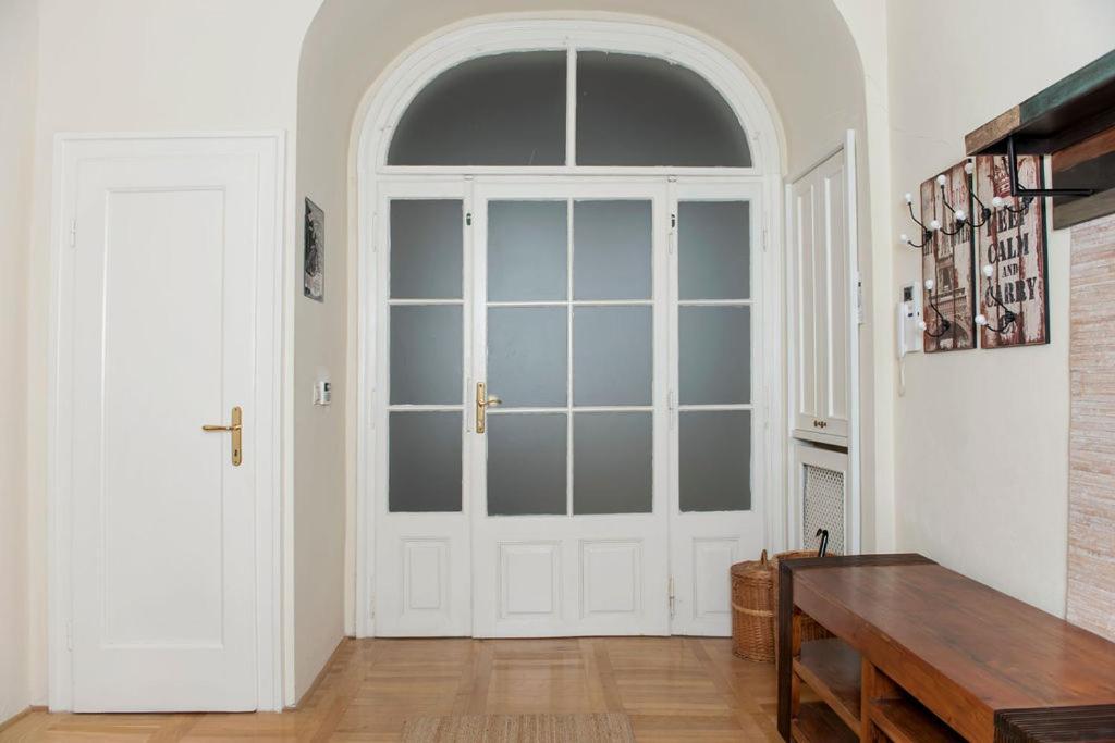 Velky Apartman Братислава Экстерьер фото