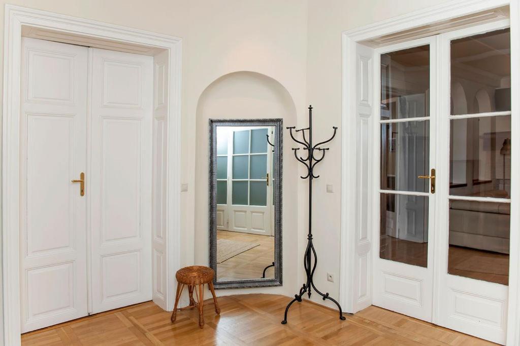 Velky Apartman Братислава Экстерьер фото